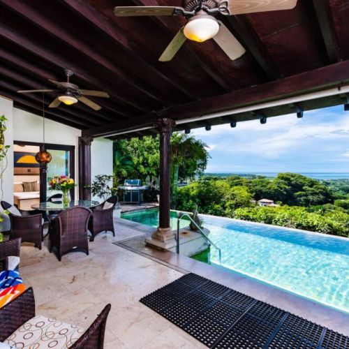 Outdoor terrace with table and chairs, perfect for enjoying meals or morning coffee while taking in Tamarindo’s beach views.