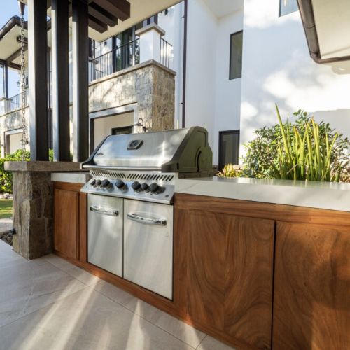 Multi=burner gas grill with counter space