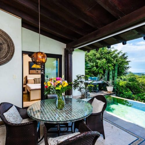 Perfect for group stays, this outdoor table offers a space for games, snacks, and relaxation in Tamarindo.